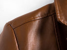 Braune Lederjacke Detailaufnahme, hochwertige Verarbeitung, modisches Design, weiches Material, ideal für stilvolle Herbst- und Winteroutfits.