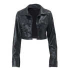Schwarze Kunstlederjacke für Damen, kurz geschnitten, mit Knopfleiste und Brusttaschen. Modische Jacke, ideal für trendige Outfits.