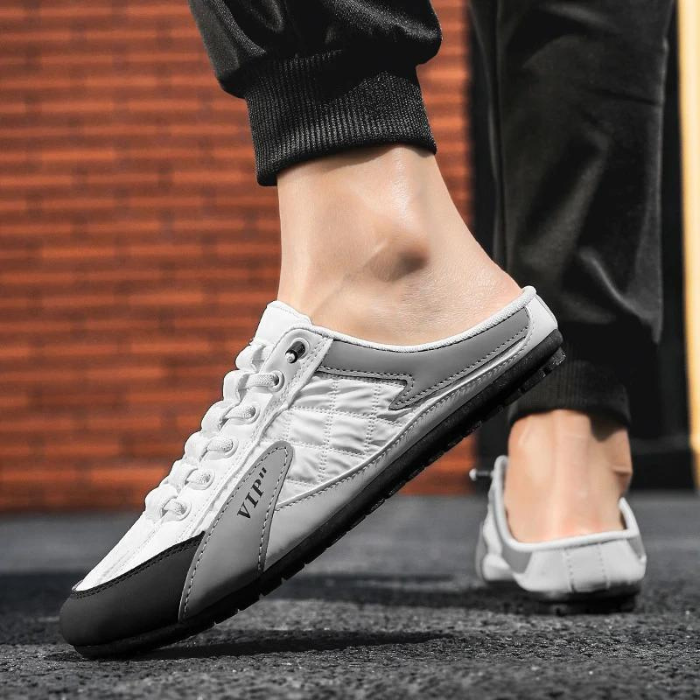 Weiße Herren-Sneaker mit offener Ferse, ideal für Komfort und Stil. Perfekt für Freizeit und Sport. Hochwertige Materialien, modernes Design.