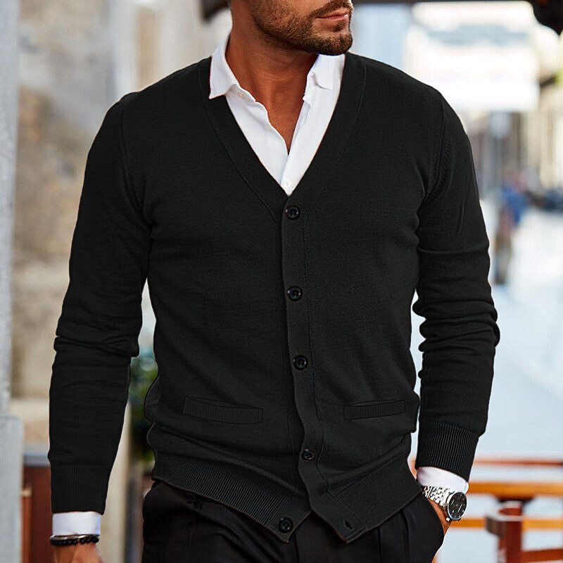 Eleganter schwarzer Herren-Cardigan mit V-Ausschnitt, kombiniert mit weißem Hemd. Perfekt für stilvolle Business- und Freizeitoutfits.