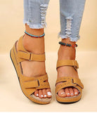 Damen Sandalen in Beige mit Klettverschluss, bequem und modisch, ideal für Sommeroutfits. Perfekt für Freizeit und Strand.
