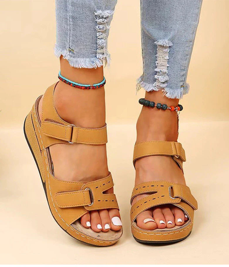 Damen Sandalen in Beige mit Klettverschluss, bequem und modisch, ideal für Sommeroutfits. Perfekt für Freizeit und Strand.