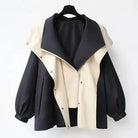 Schwarze und weiße Damenjacke mit weitem Kragen, modisch und elegant, ideal für Herbstmode. Hochwertige Materialien, stilvolles Design.