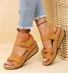 Damen Sandalen mit Keilabsatz, bequemem Fußbett und Klettverschluss. Perfekt für Sommermode, ideal für Freizeit und Strand.
