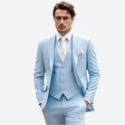 Himmelblauer Anzug für Herren, ideal für Hochzeiten und formelle Anlässe. Eleganter, einreihiger Schnitt mit Weste und Notch-Revers.