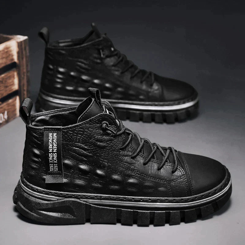 Schwarze Sneaker mit strukturiertem Lederdesign, robuster Sohle und modernem Look. Perfekt für urbane Mode und Streetwear-Enthusiasten.