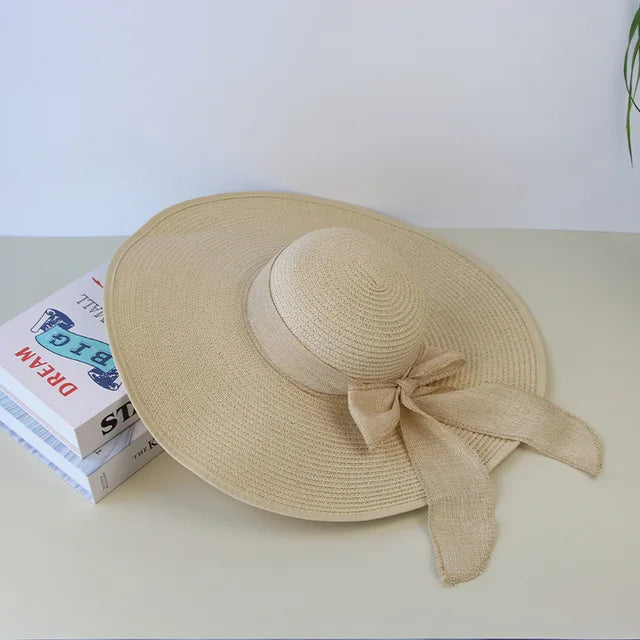 Stilvoller Damen-Strohhut mit breiter Krempe und Schleife, ideal für Sommer und Outdoor. Faltbar, modisch, perfekter Sonnenschutz.