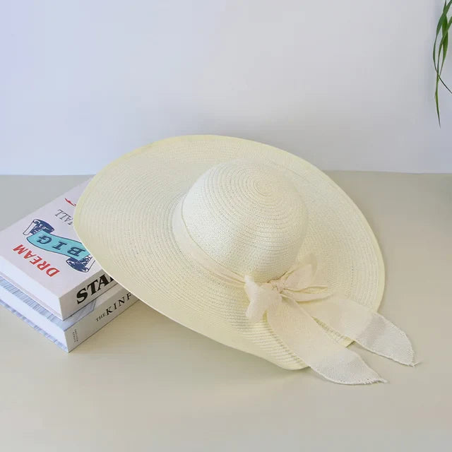 Eleganter Damen-Strohhut mit breiter Krempe und Schleife, ideal für Sommer und Outdoor. Faltbar, modisch und vielseitig einsetzbar.