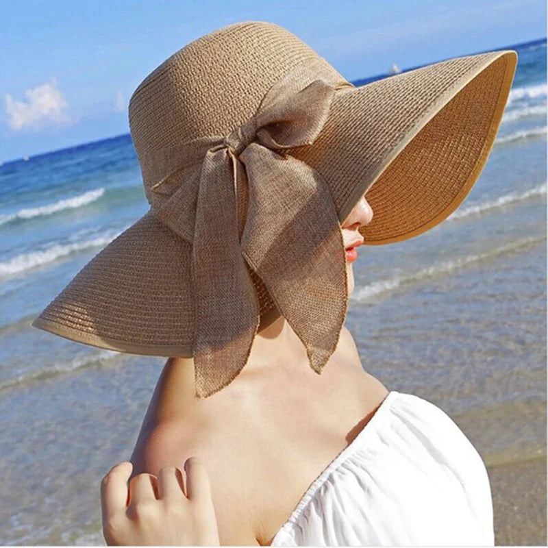Breiter Strohhut für Damen mit Schleife, ideal für Sommer und Strand. Faltbar, modisch und schützend. Perfekt für Outdoor-Aktivitäten.
