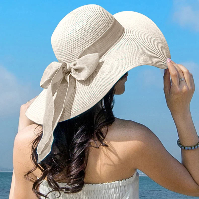 Stilvoller Damen-Strohhut mit breiter Krempe und Schleife, ideal für Sommer und Strand. Faltbar, modisch und perfekt für Outdoor-Aktivitäten.