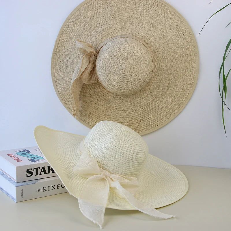 Eleganter Damen-Strohhut mit breiter Krempe und Schleife, ideal für Sommer und Outdoor. Faltbar, modisch und vielseitig einsetzbar.