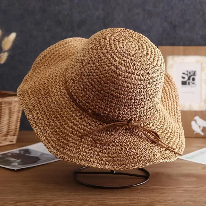 Damen-Strohhut mit breiter Krempe, idealer Sonnenschutz für den Sommer. Perfekt für Strand und Freizeit. Modischer, leichter Sonnenhut.