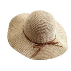Strohhut für Damen, idealer Sonnenschutz am Strand. Sommerhut aus geflochtenem Stroh mit dekorativer Schleife. Perfekt für Urlaub und Freizeit.