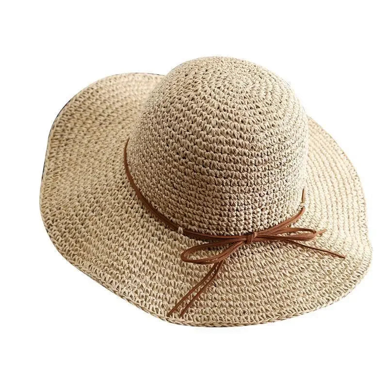 Strohhut für Damen, idealer Sonnenschutz am Strand. Sommerhut aus geflochtenem Stroh mit dekorativer Schleife. Perfekt für Urlaub und Freizeit.