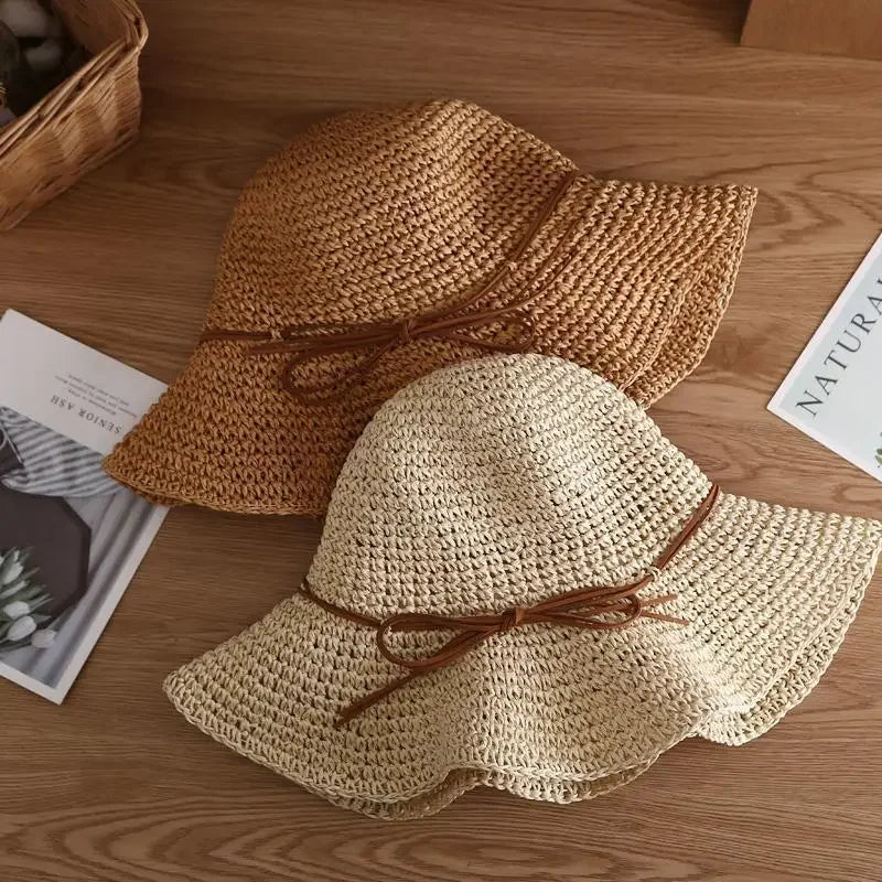 Strohhüte für Damen, idealer Sonnenschutz im Sommer. Modische, handgefertigte Hüte aus Naturmaterialien, perfekt für Strand und Freizeit.