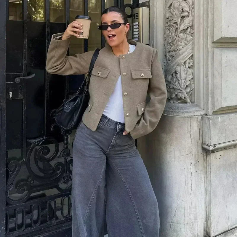 Elegante Damen-Tweedjacke, kurz geschnitten, mit Rundhalsausschnitt und langen Ärmeln. Perfekt für Herbst und Winter. Modischer Look.