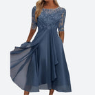 Elegantes blaues Spitzenkleid mit halblangen Ärmeln, ideal für Abendveranstaltungen.