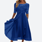 Elegantes blaues Spitzenkleid, knielang, mit halblangen Ärmeln, ideal für Abendveranstaltungen.