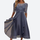 Elegantes blaues Spitzenkleid, Damenmode, knielang, mit halblangen Ärmeln, festlich.