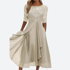 Elegantes cremefarbenes Spitzenkleid, knielang, mit halblangen Ärmeln, ideal für besondere Anlässe.