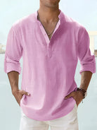 Mann in rosa Leinenhemd, lässig, modisch, Sommermode, Herrenbekleidung, Langarm.