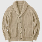 Beige Strickjacke mit Schalkragen, Knopfleiste und Taschen. Perfekt für Herrenmode, Herbstmode, Strickmode, stilvolle und warme Outfits.