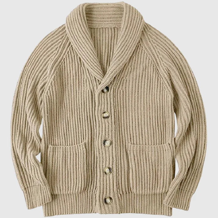 Beige Strickjacke mit Schalkragen, Knopfleiste und Taschen. Perfekt für Herrenmode, Herbstmode, Strickmode, stilvolle und warme Outfits.