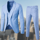Eleganter hellblauer Herrenanzug mit Weste und Hose, ideal für formelle Anlässe. Hochwertige Verarbeitung, modisches Design, perfekter Sitz.
