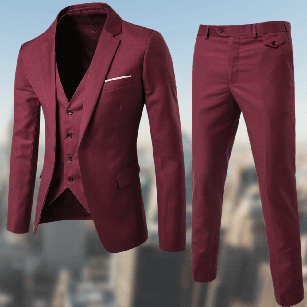 Eleganter bordeauxroter Herrenanzug mit Weste, ideal für formelle Anlässe. Hochwertiger Stoff, modernes Design, perfekte Passform.