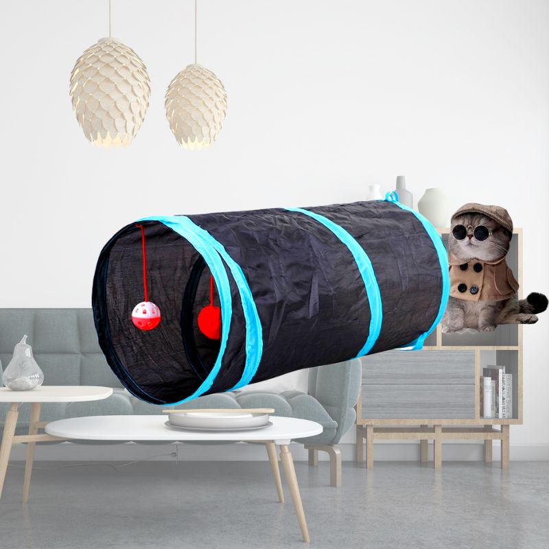 Schwarzer Katzentunnel mit blauen Streifen und Spielzeugbällen, ideal für Katzenunterhaltung.