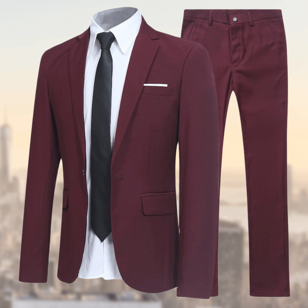 Eleganter Herrenanzug in Bordeauxrot mit schwarzer Krawatte und weißem Hemd. Perfekt für formelle Anlässe. Hochwertige Herrenmode.