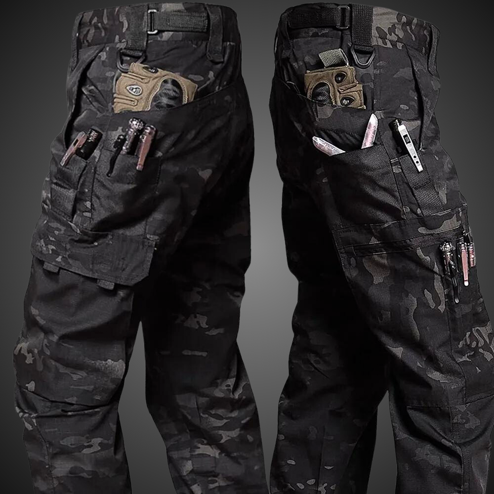 Taktische Cargohose, schwarz, Camouflage-Muster, mit Taschen und Reißverschlüssen, Outdoor-Bekleidung.