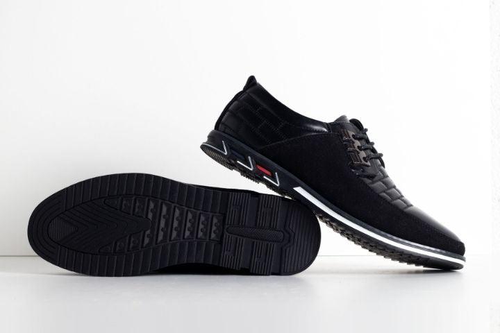 Schwarze Herrenschuhe mit rutschfester Sohle, elegantes Design, ideal für Business und Freizeit. Hochwertige Materialien, modischer Look.
