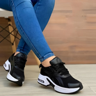 Schwarze Damen-Sneaker mit weißer Sohle, modernem Design und bequemer Passform. Perfekt für Freizeit und Sport. Trendige Sportschuhe.