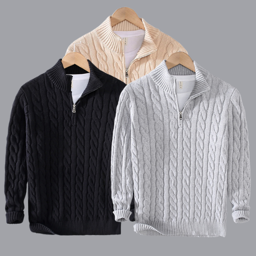 Drei Strickpullover mit Zopfmuster und Reißverschluss in Schwarz, Beige und Grau auf Kleiderbügeln. Modische Herrenmode, warme Winterkleidung.