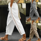 Damenhose mit seitlichem Häkelmuster, erhältlich in Weiß, Grau und Beige. Bequeme Sommerhose, ideal für Freizeit und Strand.
