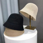 Zwei stilvolle Sommer-Bucket-Hüte aus atmungsaktivem Material, ideal für Strand und Outdoor. Modische Damenaccessoires, faltbar und leicht.