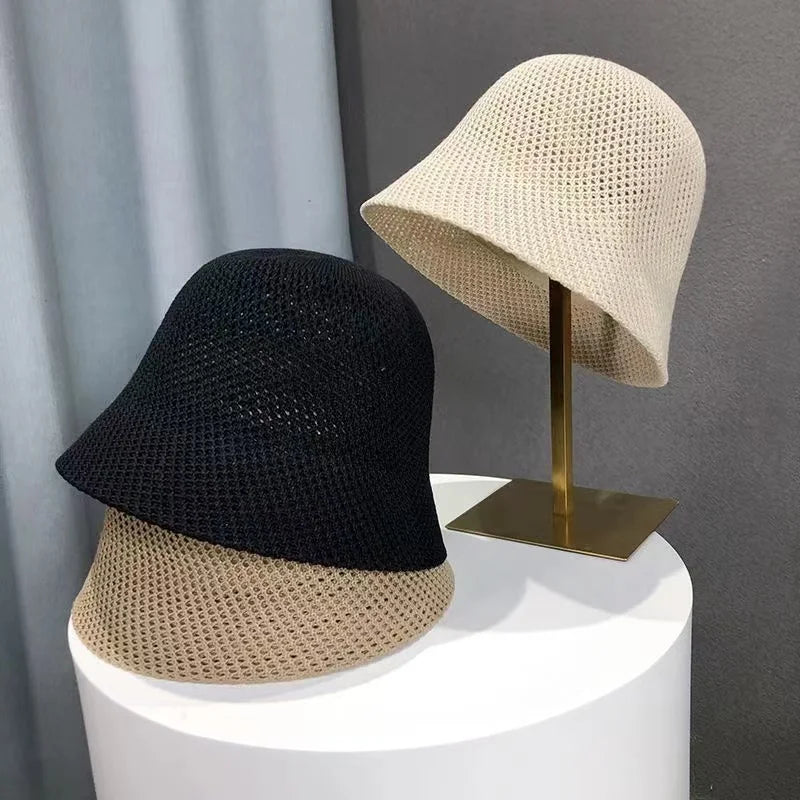 Zwei stilvolle Sommer-Bucket-Hüte aus atmungsaktivem Material, ideal für Strand und Outdoor. Modische Damenaccessoires, faltbar und leicht.