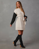 Damen Strickkleid in Elfenbein und Schwarz, langärmelig, mit Gürtel. Perfekt für Herbstmode, kombiniert mit schwarzen Stiefeln. Eleganter Look.