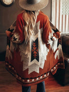 Damen Strickjacke im Western-Cowgirl-Stil, geometrisches Muster, warmes Braun, ideal für Herbstmode, trendige Boho-Optik, gemütlich und stilvoll.