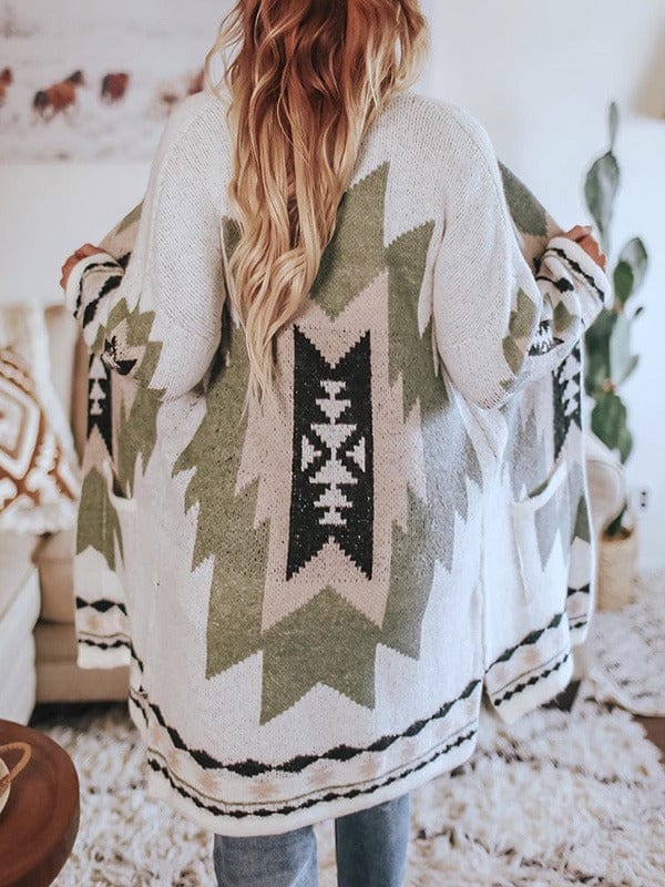 Damen Strickjacke mit geometrischem Muster, inspiriert von Western-Cowgirl-Stil, in Grün und Weiß. Perfekt für Herbstmode und Boho-Look.