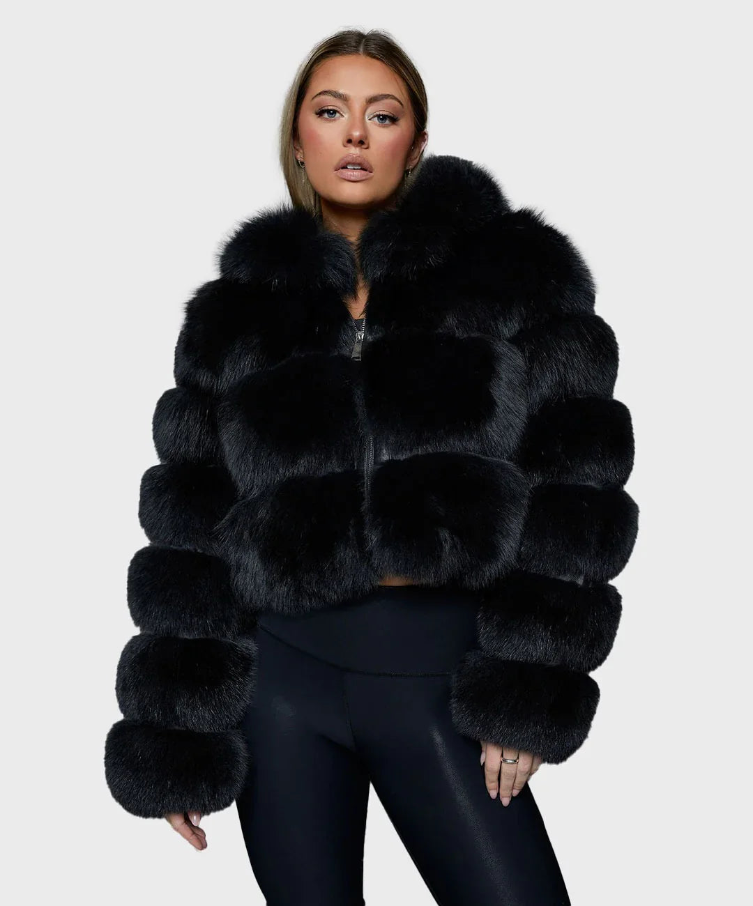 Damenjacke aus schwarzem Kunstpelz, stilvoll und warm, ideal für Wintermode. Perfekt kombinierbar mit eleganten Outfits. Hochwertige Verarbeitung.