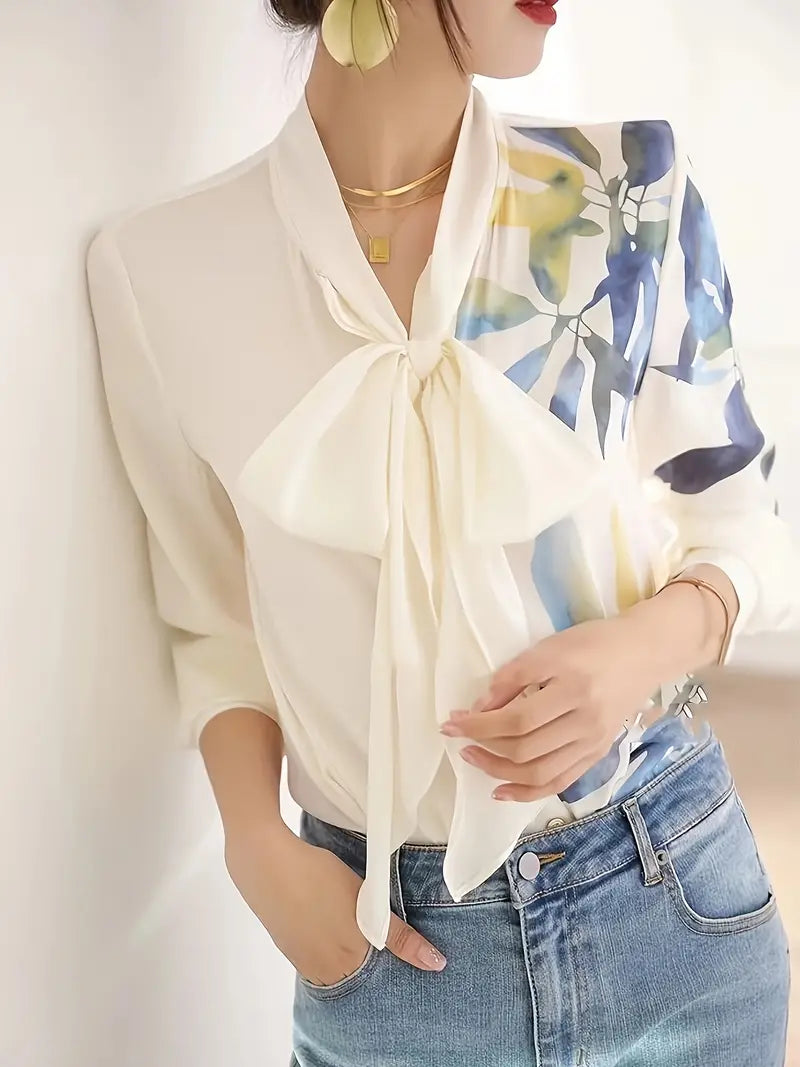 Elegante Damenbluse mit floralem Muster, Schleifendetail und langen Ärmeln. Perfekt für Büro und Freizeit. Hochwertige Mode, stilvoll und modern.