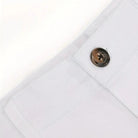 Weiße Anzughose mit Knopfdetail, elegante Herrenmode, hochwertige Baumwolle.