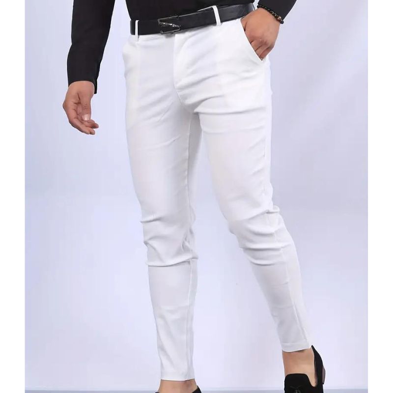 Weiße Herrenanzughose, schmal geschnitten, elegantes Design, ideal für formelle Anlässe.