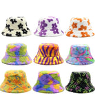 Bunte, flauschige Bucket Hats aus Kunstpelz mit Leoparden- und Blumenmustern. Perfekt für Wintermode, Outdoor-Aktivitäten und trendige Styles.