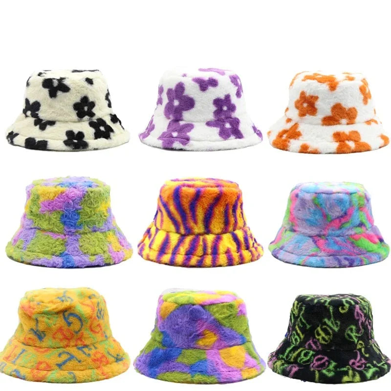 Bunte, flauschige Bucket Hats aus Kunstpelz mit Leoparden- und Blumenmustern. Perfekt für Wintermode, Outdoor-Aktivitäten und trendige Styles.