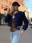 Damen Bomberjacke, elegant und modisch, in Dunkelblau. Perfekt für den Herbst, mit langen Ärmeln und Knopfleiste. Ideal für urbane Outfits.
