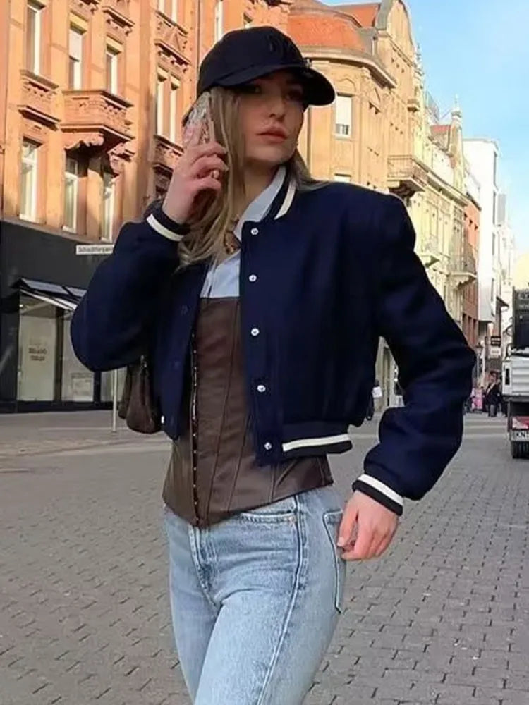 Damen Bomberjacke, elegant und modisch, in Dunkelblau. Perfekt für den Herbst, mit langen Ärmeln und Knopfleiste. Ideal für urbane Outfits.