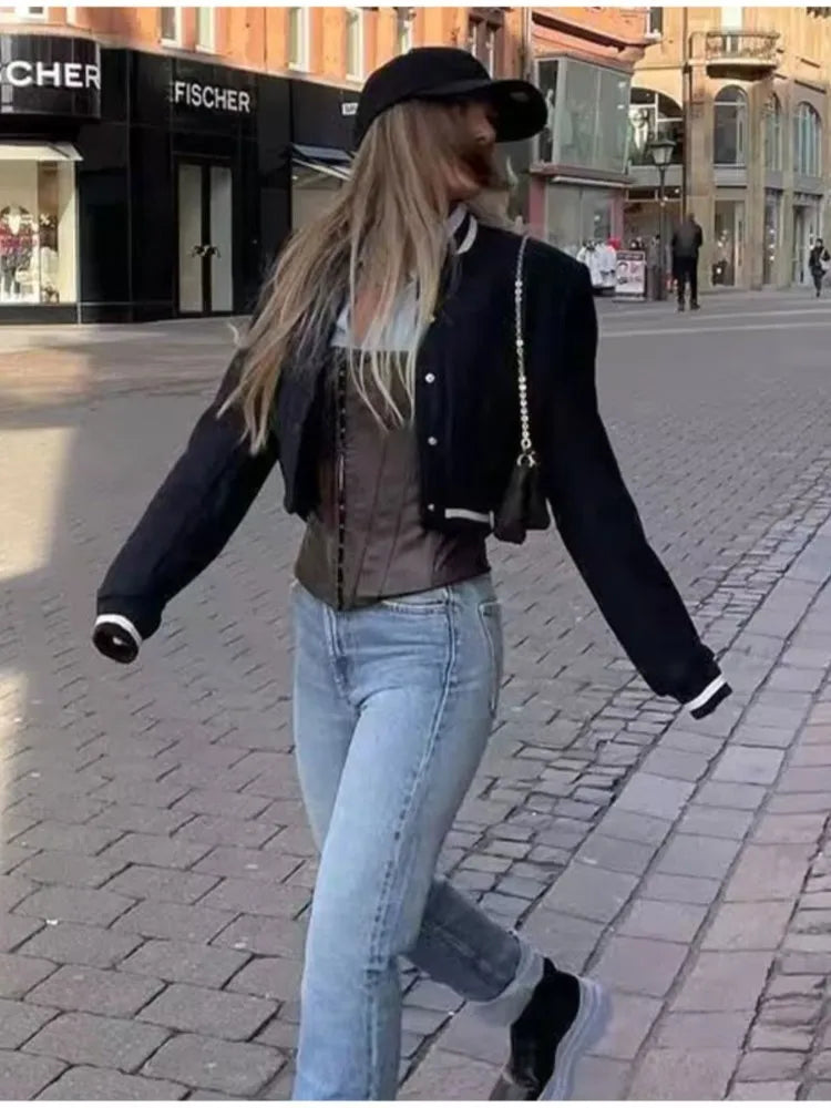 Elegante Damen-Bomberjacke in Schwarz, O-Neck, langärmelig, mit Knopfleiste. Perfekt für modische Streetwear-Looks.